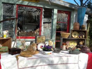 11 Country Collectibles Curios Crafts
